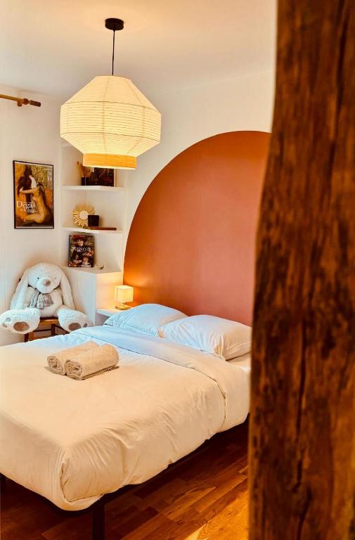 - une chambre avec 2 lits et une grande tête de lit dans l'établissement Charmant Appartement au cœur de Montmartre!, à Paris