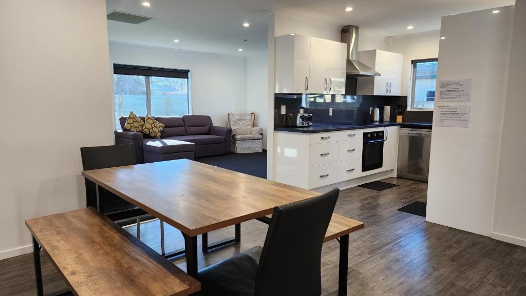 OakTree Entire Holiday Home, Sleeps 8 to12