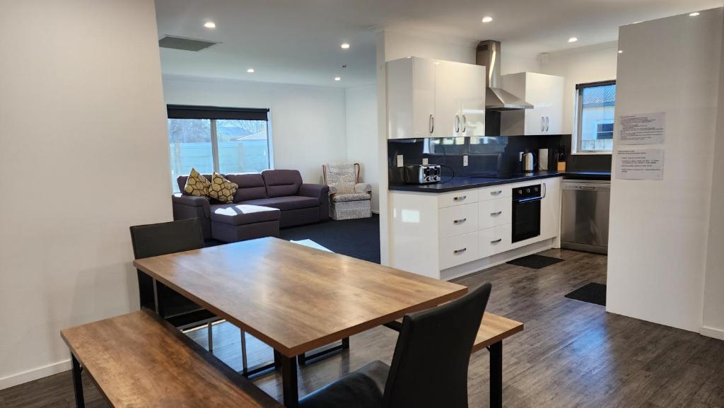 OakTree Entire Holiday Home, Sleeps 8 to12 - Resim 4