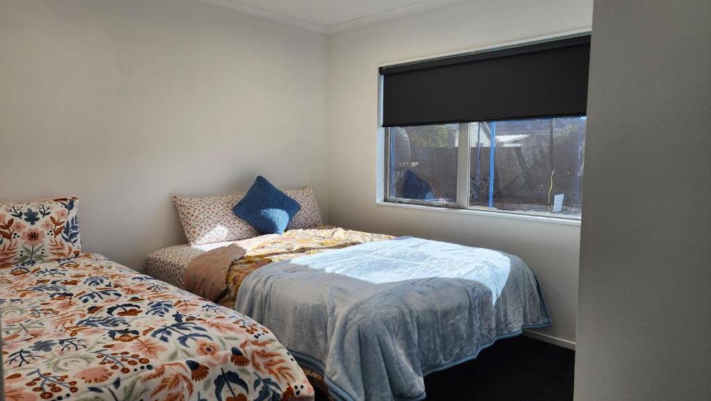 OakTree Entire Holiday Home, Sleeps 8 to12 - Resim 2