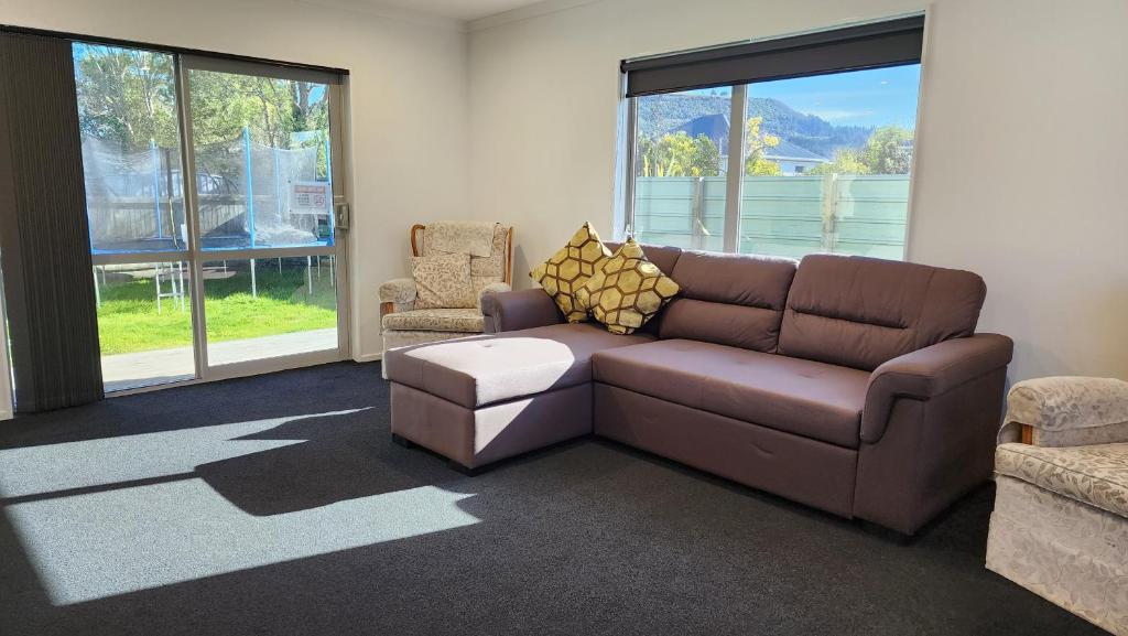 OakTree Entire Holiday Home, Sleeps 8 to12 - Resim 6