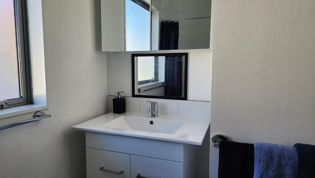 OakTree Entire Holiday Home, Sleeps 8 to12 - Resim 3