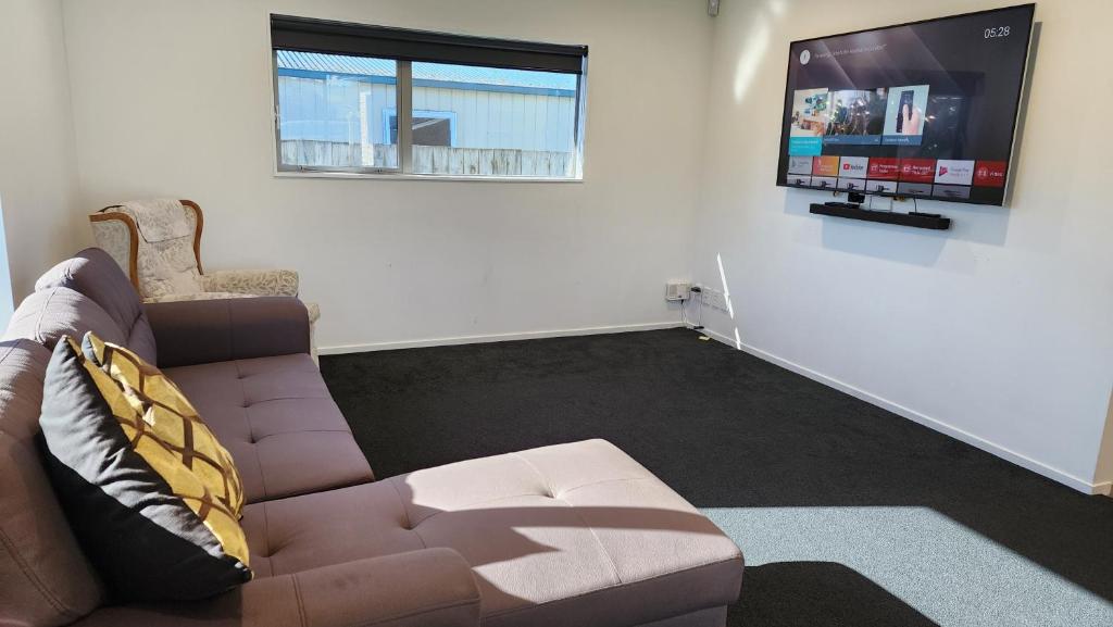 OakTree Entire Holiday Home, Sleeps 8 to12 - Resim 5