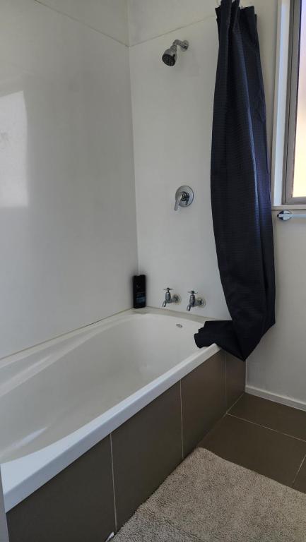 OakTree Entire Holiday Home, Sleeps 8 to12 - Resim 39