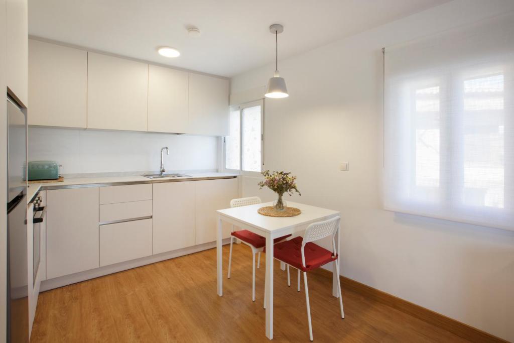 Kuchyň nebo kuchyňský kout v ubytování Apartamento turístico Ana