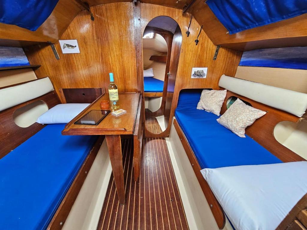 Una habitación con dos camas y una mesa en un barco. en Hermes, en Caleta de Sebo