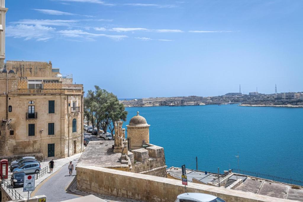 バレッタにあるStylish Seaview Valletta Houseの水と建物と通りの景色
