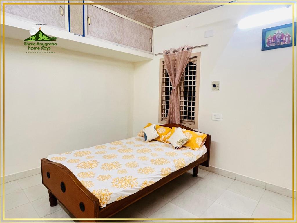 a bedroom with a bed in a room at Shree Anugraha Home Stays in Tiruvannāmalai