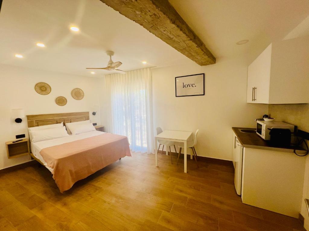 Ένα ή περισσότερα κρεβάτια σε δωμάτιο στο Apartamentos Cibeles Centro Histórico, Nuevo Establecimiento