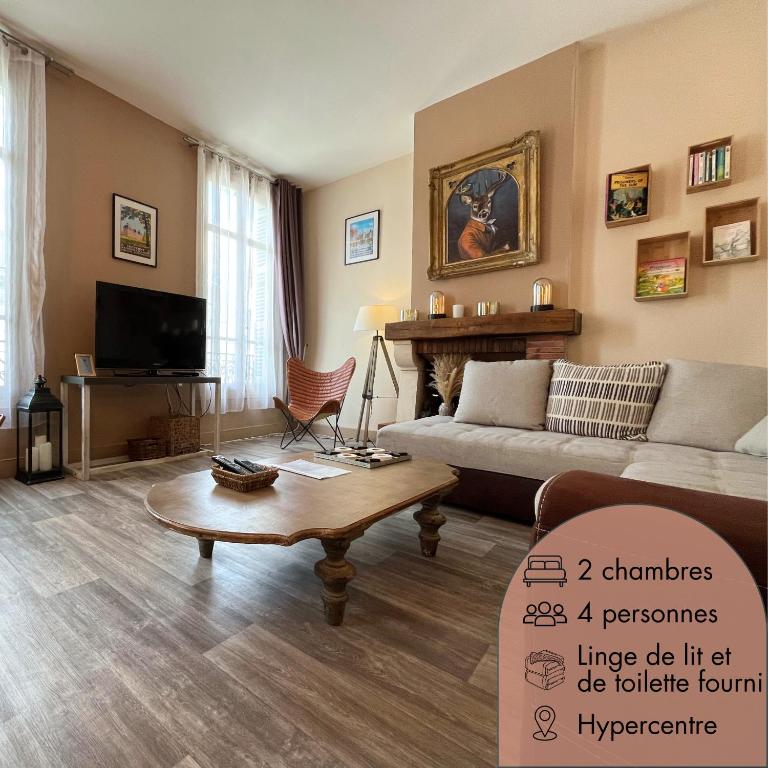 un salon avec un canapé et une table basse dans l'établissement Côté Château - Grand appartement au cœur de Blois, à Blois