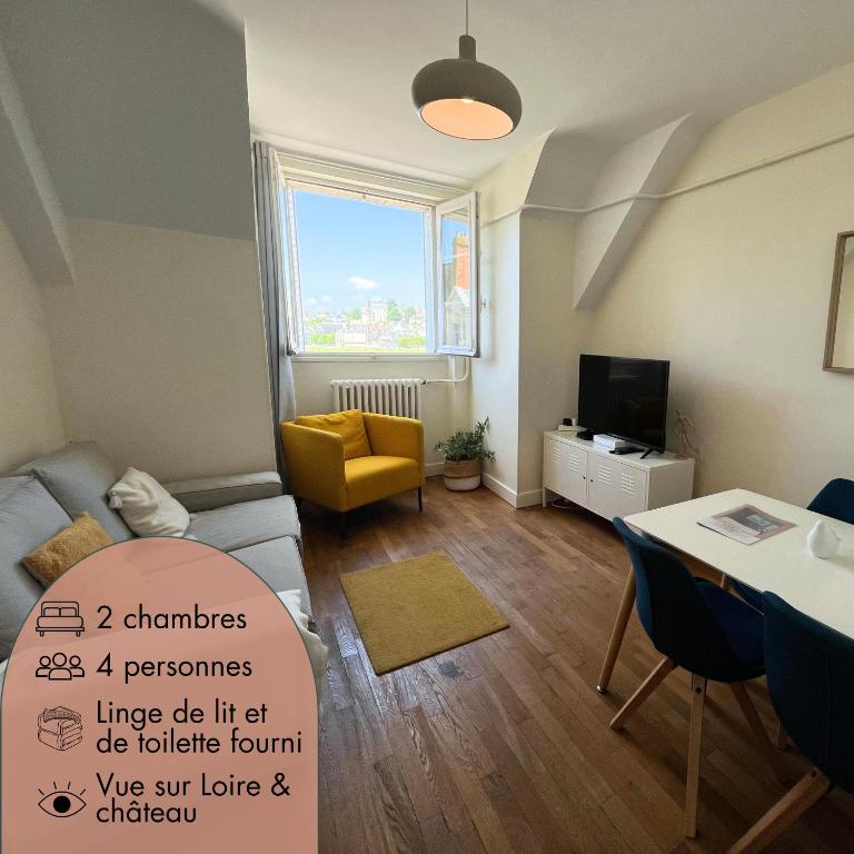 un salon avec un canapé et une table dans l'établissement Le Wilson - Vue Imprenable sur la Loire et le château de Blois, à Blois