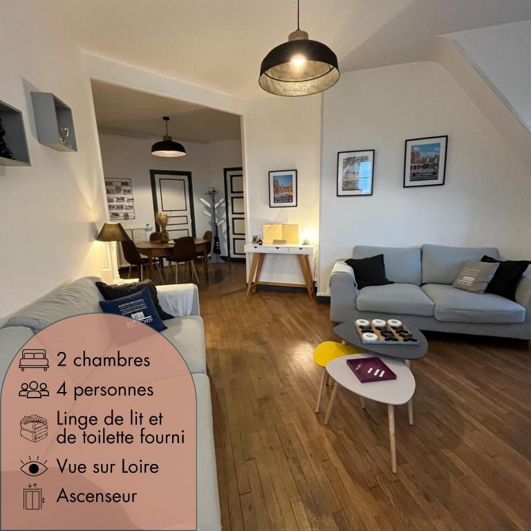 un salon avec un canapé et une table dans l'établissement Entre Loire & Château - Vue exceptionnelle à Blois, à Blois