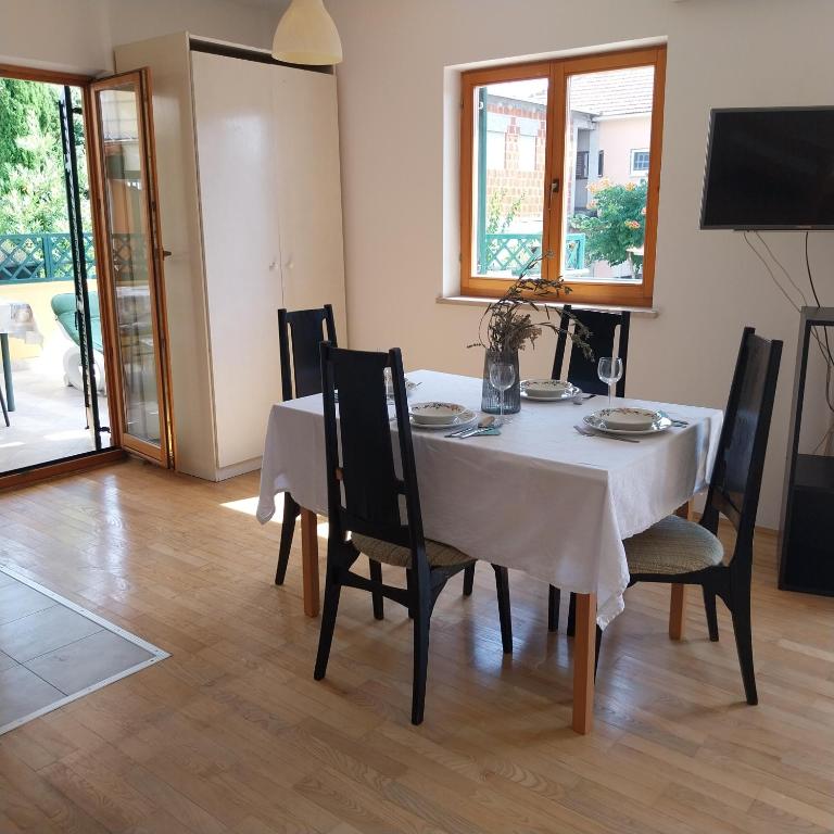 TV a/nebo společenská místnost v ubytování Apartments Miodrag