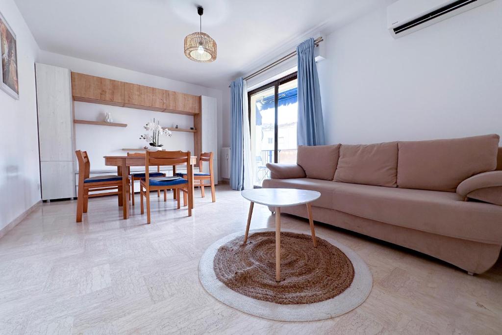 un salon avec un canapé et une table dans l'établissement POINCARE 3 - Proche Plage Calme et Rénové à Juan les Pins, à Antibes