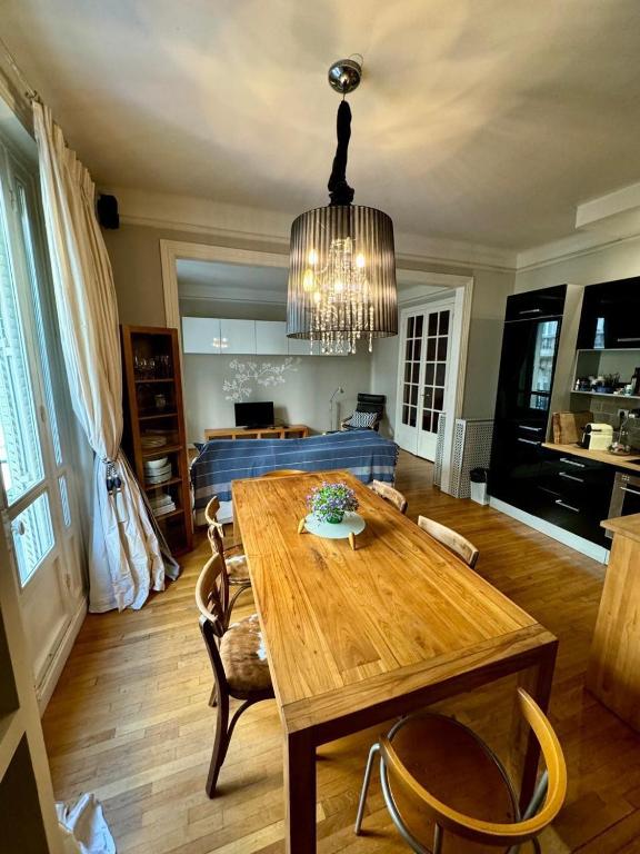un salon avec une table en bois et un canapé dans l'établissement Appartement de 2 chambres au cœur de Paris, à Paris