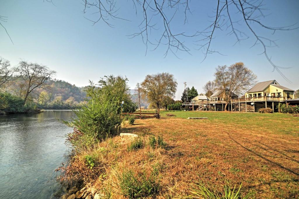 Gallery image of Peaceful Reliance Cabin with Deck on Hiwassee River! in Austral
