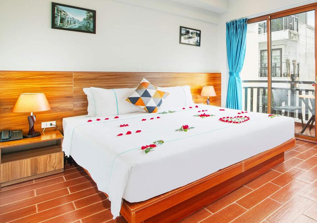 Postel nebo postele na pokoji v ubytování Hanoi Old Quarter Hotel