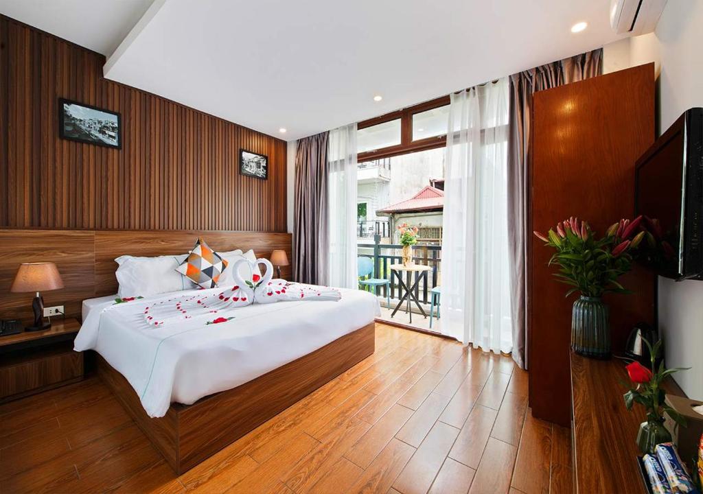 Postel nebo postele na pokoji v ubytování Hanoi Old Quarter Hotel