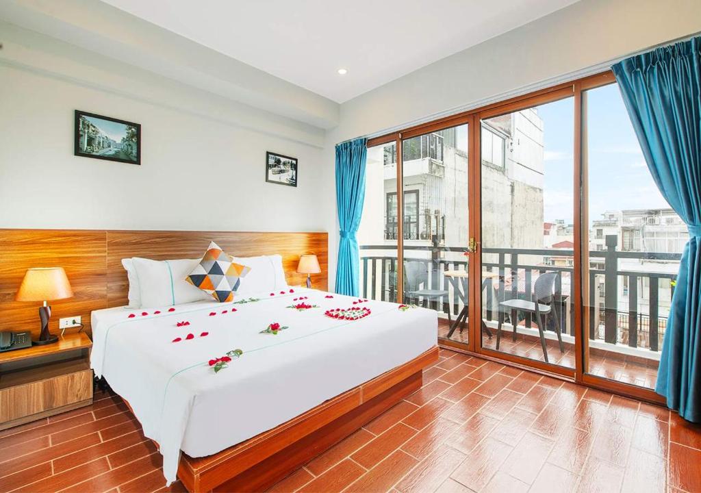Postel nebo postele na pokoji v ubytování Hanoi Old Quarter Hotel
