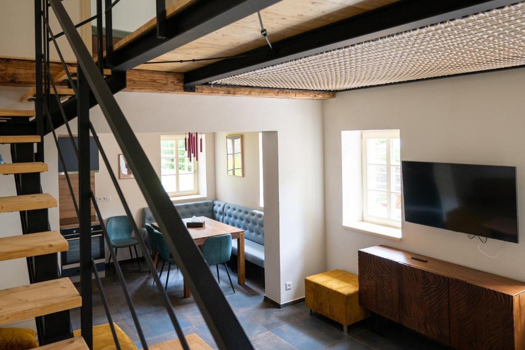 TV a/nebo společenská místnost v ubytování Apartmány Josefův Důl - Lesní Brána