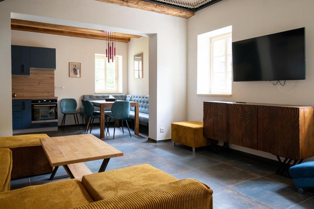 TV a/nebo společenská místnost v ubytování Apartmány Josefův Důl - Lesní Brána