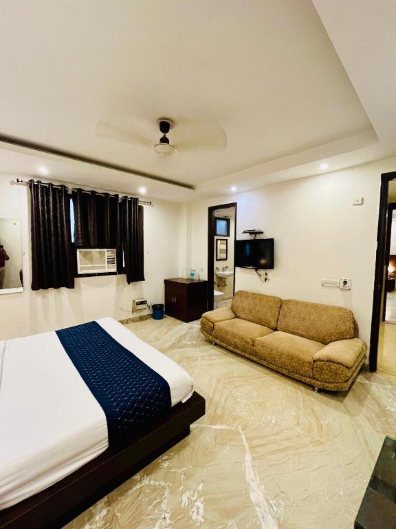 Postel nebo postele na pokoji v ubytování Hotel The Paradise In - Near Karol Bagh Metro Station