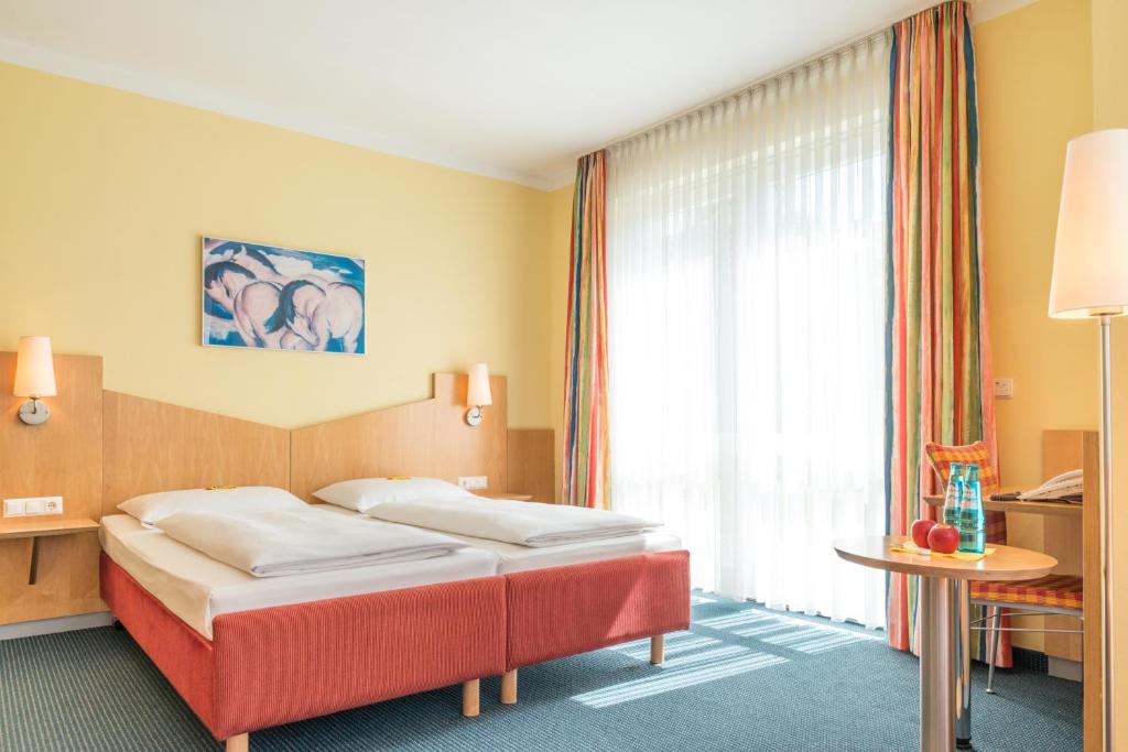 Postel nebo postele na pokoji v ubytování Hotel Beim Schrey