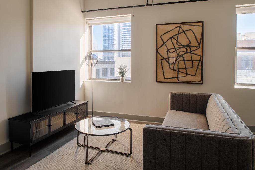 a living room with a couch and a tv at Kasa Capitol Hill Downtown Nashville in Nashville