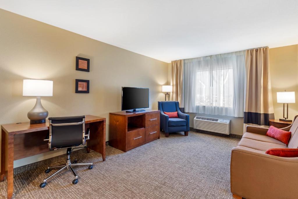 Comfort Inn & Suites Rocklin - Roseville - Two Bedroom King Suite - Accessible/Non-Smoking