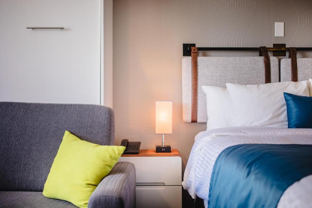 Una cama o camas en una habitación de Riôtel Carleton-sur-Mer