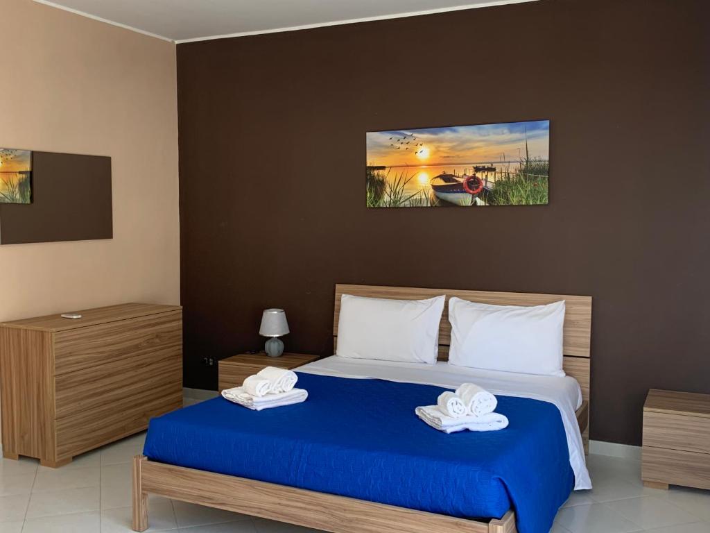 een slaapkamer met een bed met twee handdoeken erop bij Perla marina in Casa Santa