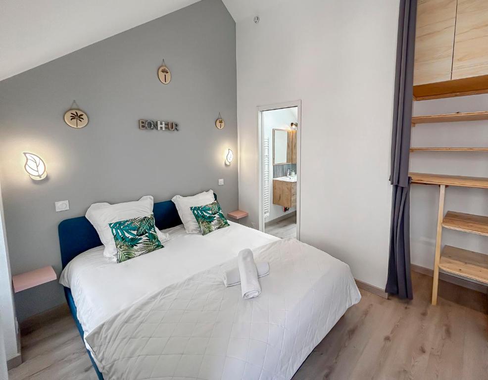 Postel nebo postele na pokoji v ubytování L'Atypique hyper centre wifi et Netflix gratuit