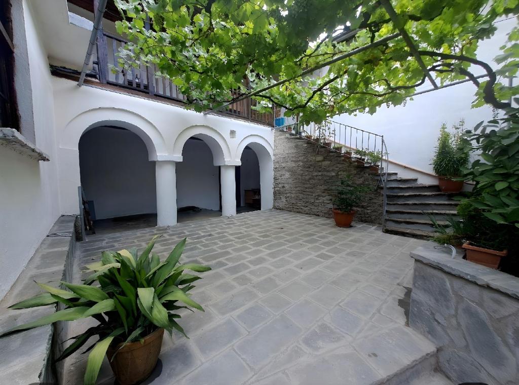 Fotografie z fotogalerie ubytování The Stone Arch Inn v destinaci Gjirokastër