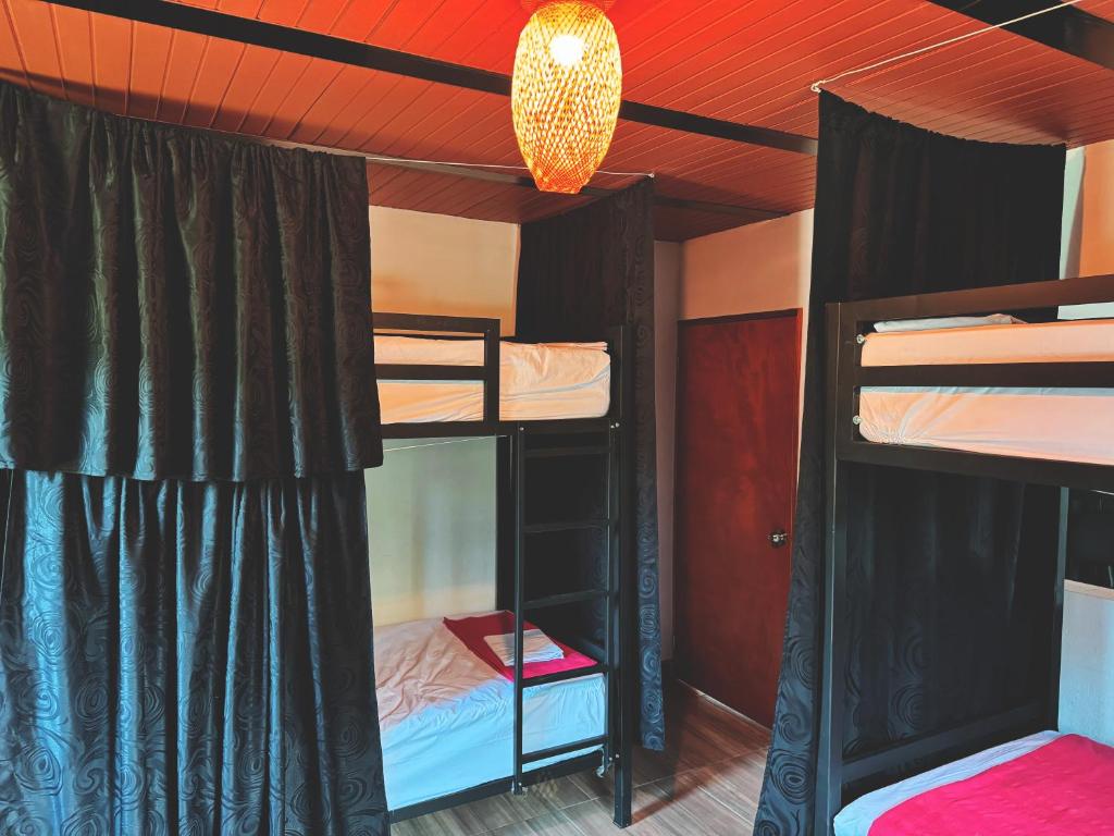 Postel nebo postele na pokoji v ubytování Maracuya Hostel