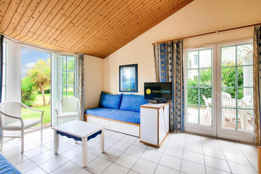 un salon avec un canapé et une télévision dans l'établissement Résidence Port Bourgenay - maeva Home - Appartement 3 pièces 7 personnes - Sélection MAE-5431, à Talmont-Saint-Hilaire