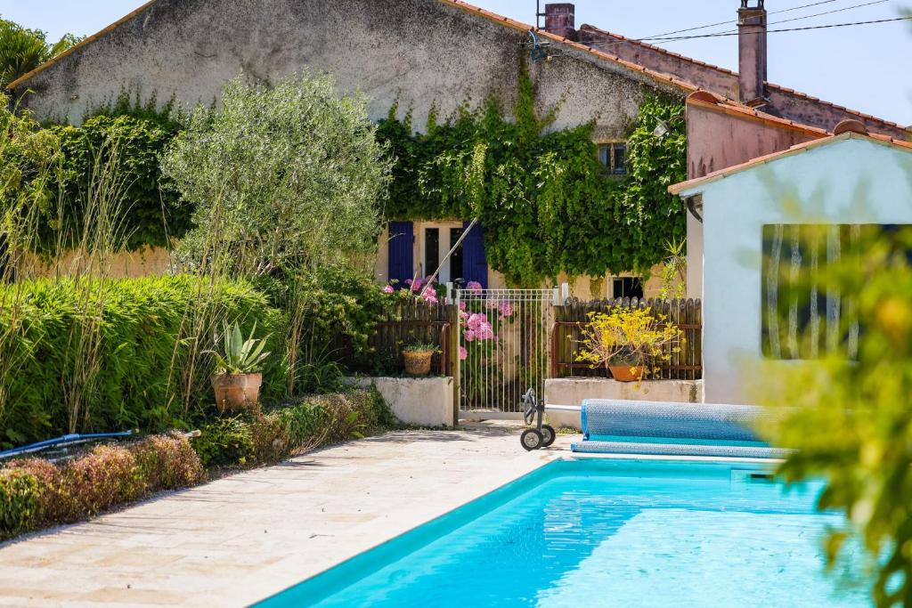 une piscine devant une maison dans l'établissement 