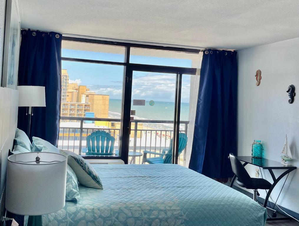 Voodi või voodid majutusasutuse Ocean View Queen Suite 10th floor Myrtle Beach toas