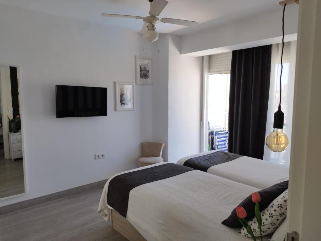Posteľ alebo postele v izbe v ubytovaní M1 403 Frontal al Mar Vistas Terraza y Wifi