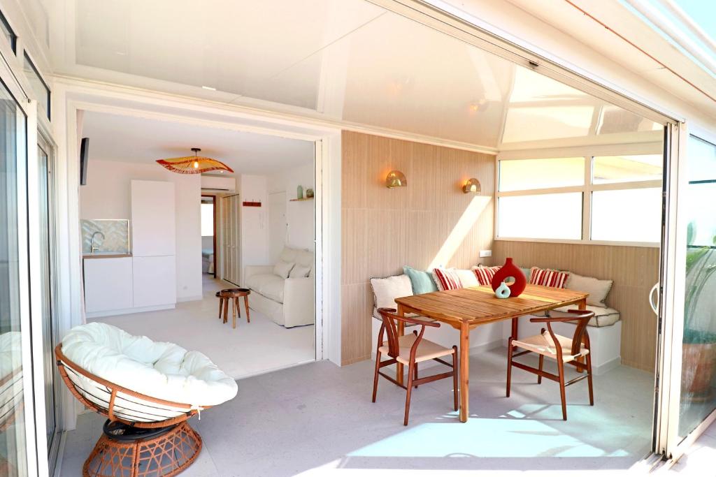 un salon avec une table et un canapé dans l'établissement Rare! Oasis Btw Old Antibes & Beach, à Antibes