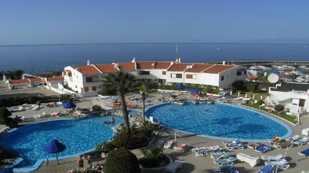 una vista aerea di un resort con piscina di Spacious 3-bedroom beach Bungalow ad Adeje
