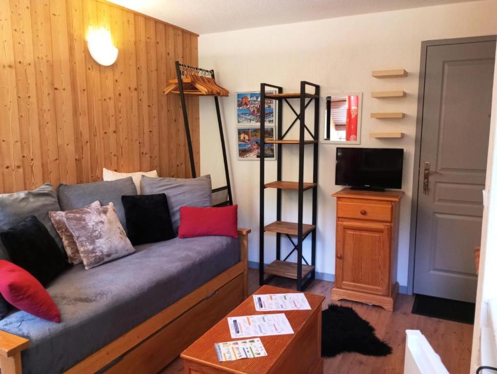 un salon avec un canapé et une télévision dans l'établissement Résidence Le Hameau De Valloire - Studio 2 personnes 3 exposé Sud-Est MAE-5994, à Valloire