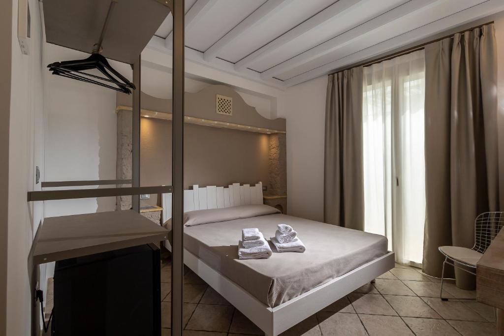 A bed or beds in a room at Hotel Vento del Sud