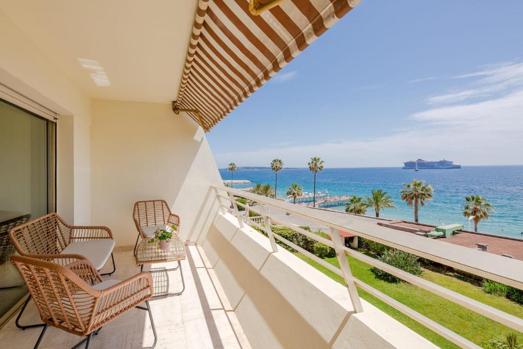 d'un balcon avec des chaises et une vue sur l'océan. dans l'établissement Georges III - Apartment with panoramic view of Cannes, à Cannes