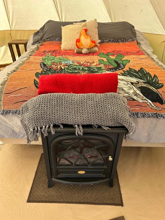 Postel nebo postele na pokoji v ubytování #Y5 Lumberjack Lounge Yurt