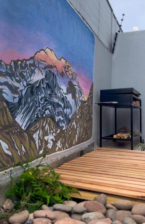 un murale di una montagna sul lato di un edificio di The south face house 2Pax - By Inside a La Cieneguita