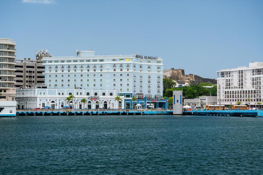 Výhled na řeku, která protéká v blízkosti hotelu