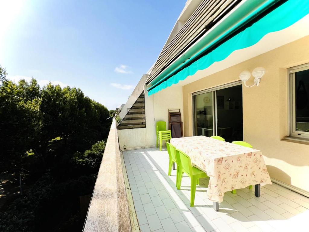 Balkón alebo terasa v ubytovaní Villegiales Tee1 - Appartement climatisé dans résidence avec piscine MAE-1104