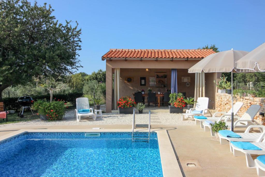 Basen w obiekcie Wonderful villa Palera II with pool, immersed in the nature near the beach lub w pobliżu