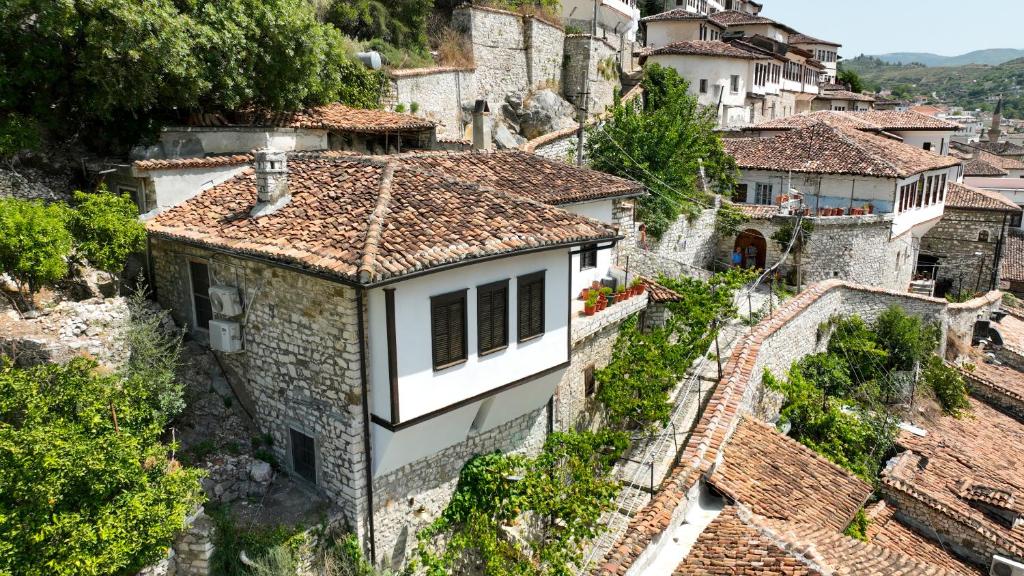 培拉特Villa Decolli的享有村庄的空中景观,设有建筑