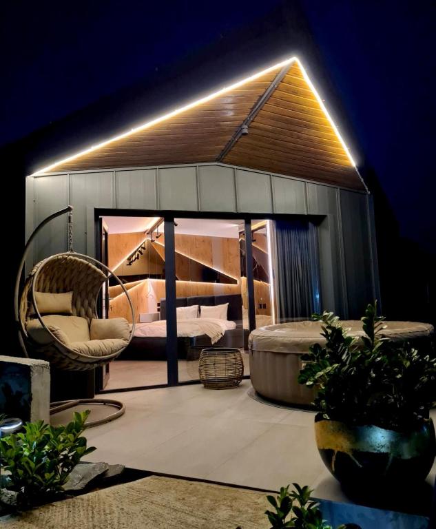 BuhalniţaAmumi Tiny Houses Bicaz的带凉亭的房间，配有两张床和椅子